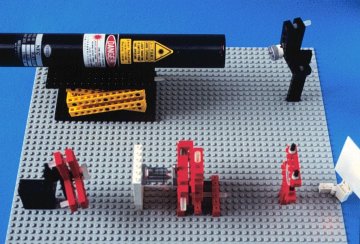 Fig. 14. Beam expander with associated low-pass filter realized using a 50-mm pinhole finely positioned by means of our three-axis stage.